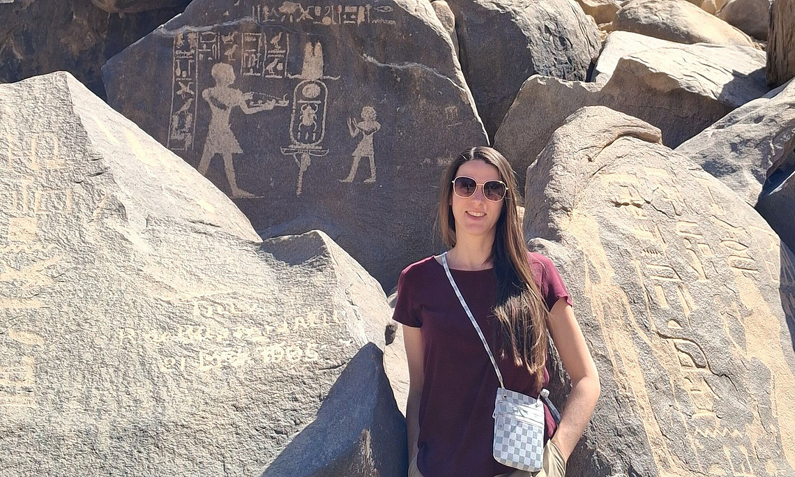 Sarah Hollaender vor den Inschriften auf der Insel Sehel bei Elephantine 
