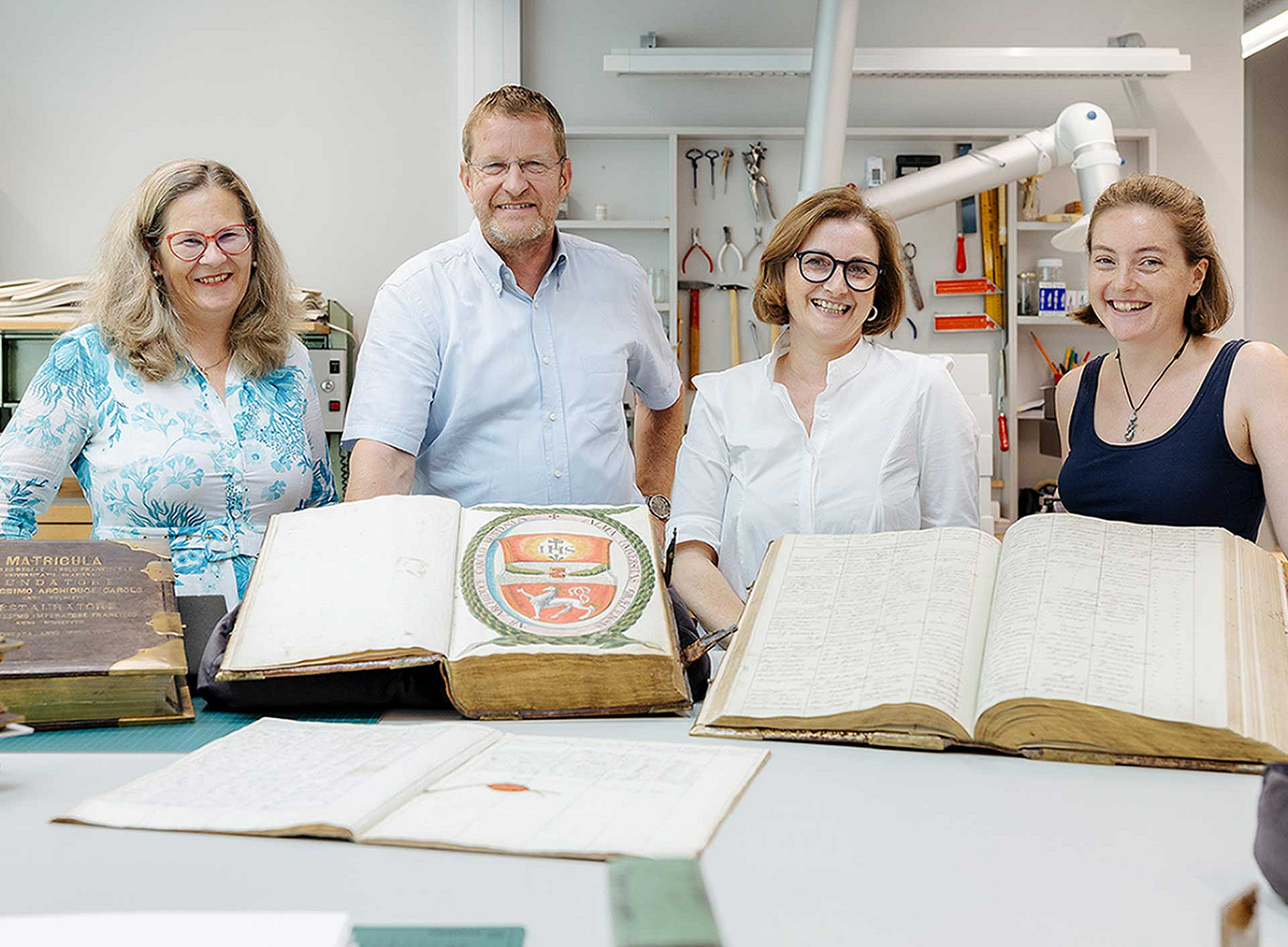 Freuen sich über die fertig restaurierten Universitätsmatrikel (v. l.): Pamela Stückler, Leiterin der Universitätsbibliothek Graz, Ralph Zettl, Vorstandsvorsitzender des alumni UNI graz, Theresa Zammit Lupi, leitende Restauratorin in den Sondersammlungen der Universitätsbibliothek Graz und Restauratorin Lena Krämer, die den Großteil dieser Restaurierung durchgeführt hat. Foto: Uni Graz/Marija Kanizaj ©KANIZAJ photography 2024