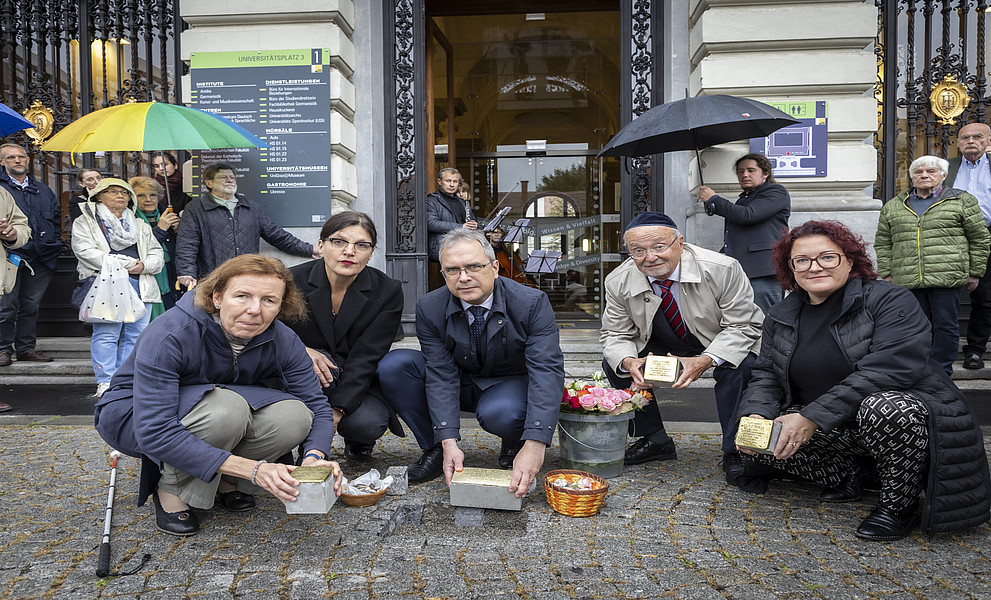 Menschen verlegen Stolpersteine