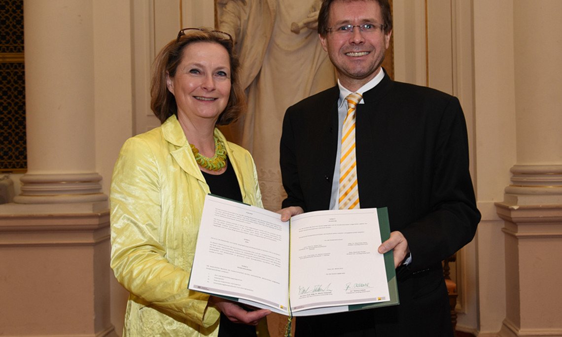 Landtagspräsidentin Bettina Vollath und Vizerektor Martin Polaschek besiegelten die Fortsetzung der Kooperation. Foto: Uni Graz/Tzivanopoulos