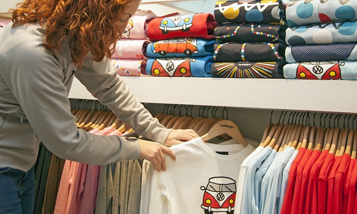 T-Shirts und andere Bekleidung sind globalisierte Produkte, die oft unter großen sozialen und ökologischen Belastungen hergestellt werden. Foto: Alterfines/pixabay.com