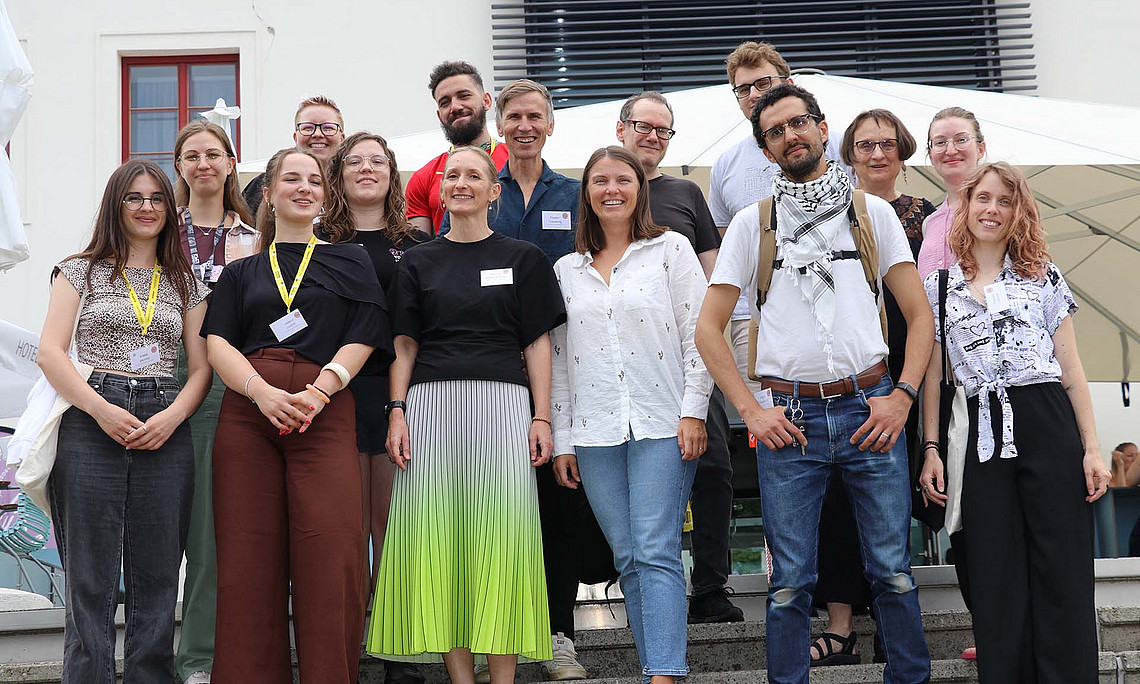 Alumni-Gruppe steht auf Treppe