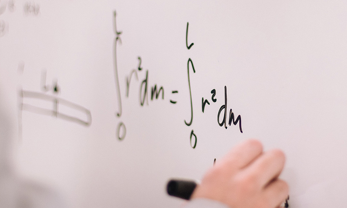 Berechnungen zum Wohle der PatientInnen: Gudrun Schappacher-Tilp hat ein mathematisches Modell der Nebenschilddrüse entwickelt. Foto: unsplash.com