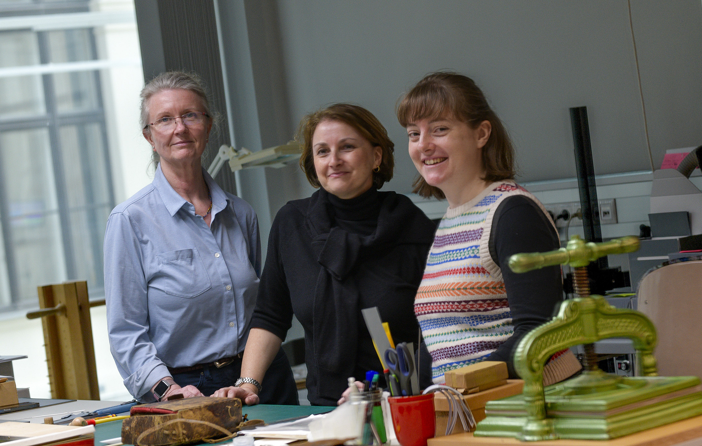 Drei Frauen stehen in einem Raum und schauen in die Kamera ©Uni Graz/Tzivanopoulos