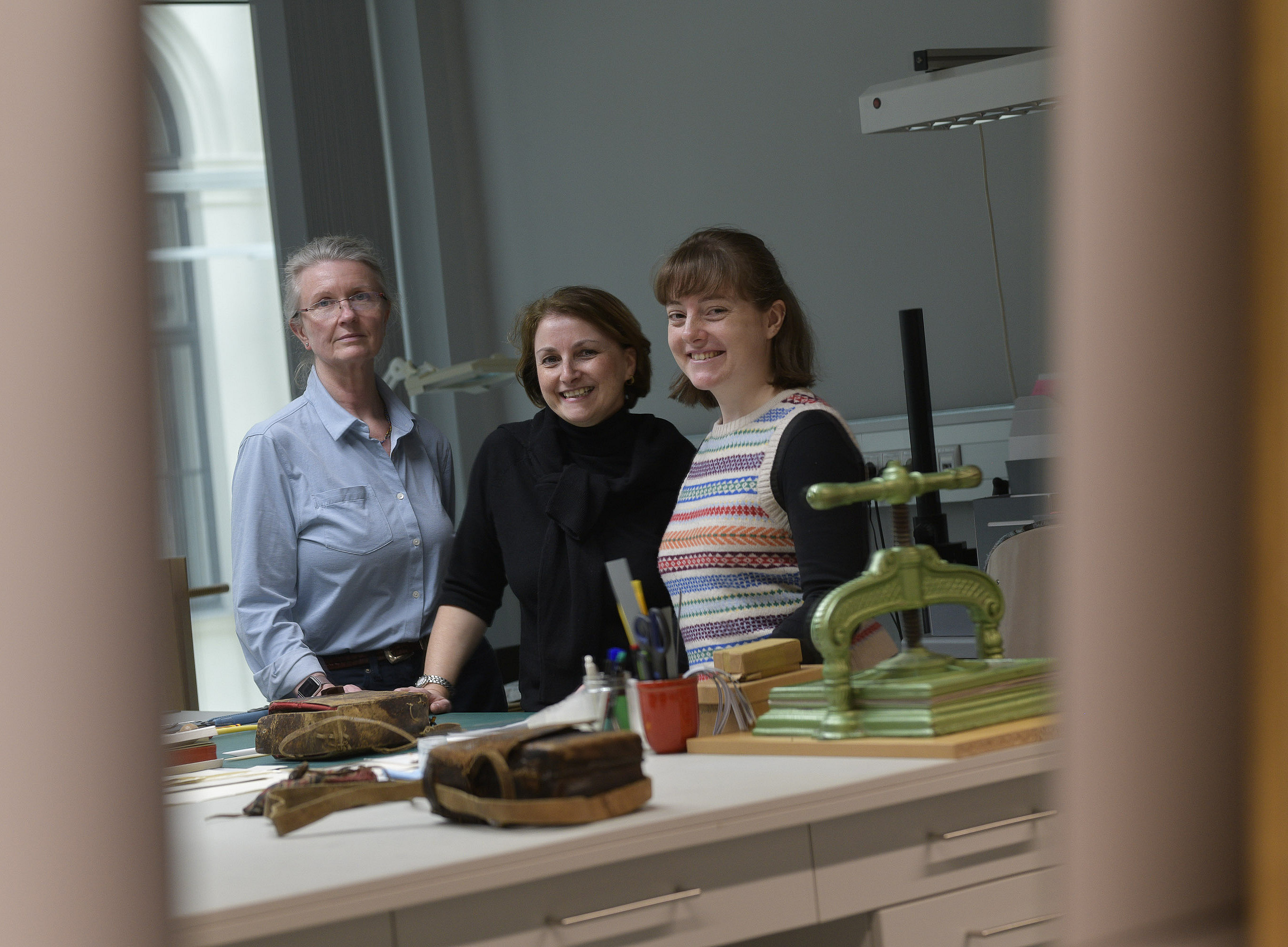 Drei Frauen stehen in einem Raum und schauen in die Kamera ©Uni Graz/Tzivanopoulos