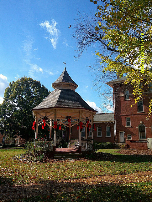 Pavillon mit Weihnachtsdeko ©Lisa Magnes | Global Diary