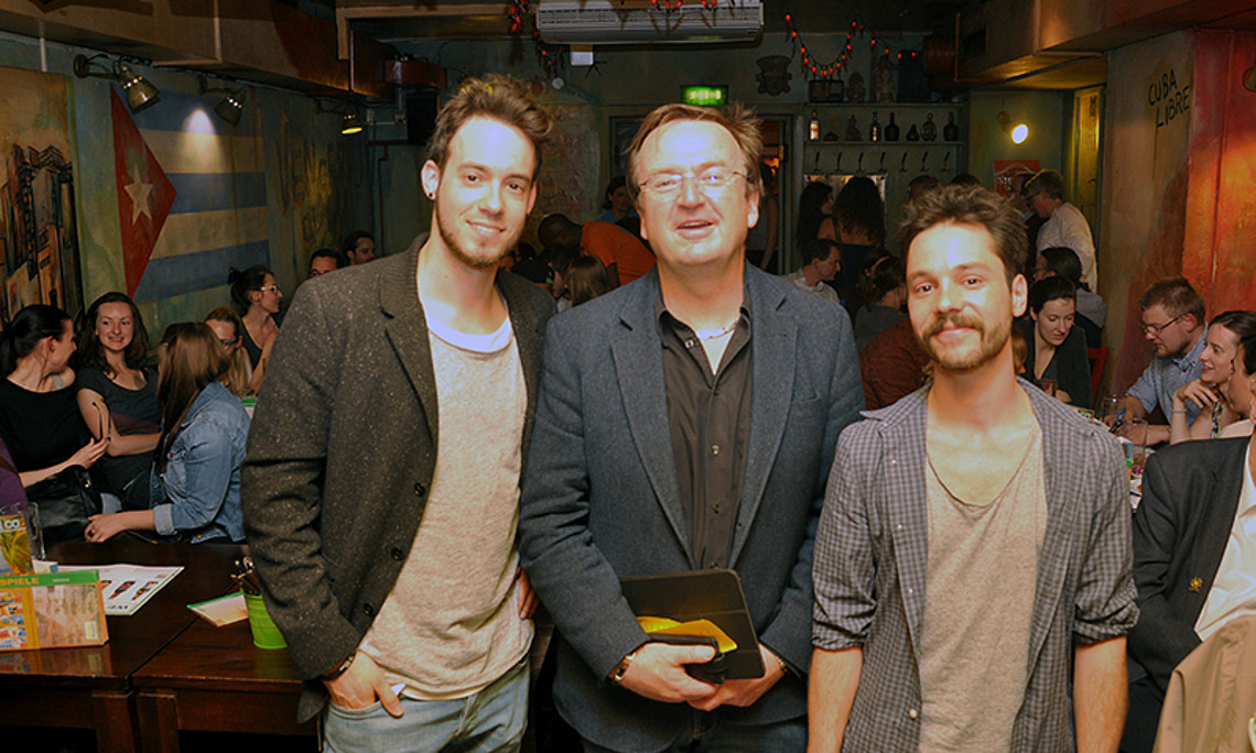 Arnold Hanslmeier (Mitte) mit den "Wissensdurstigen" Lukas Grumet (links) und Christian Fercher Foto: Uni Graz/Schweiger 
