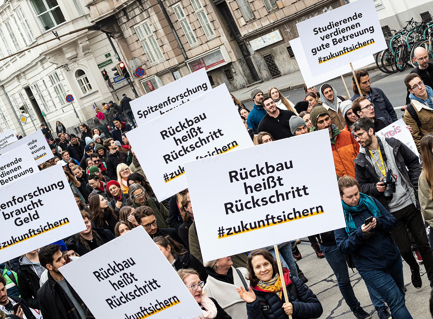 Protesters holding placards in Graz ©Uni Graz/Tzivanopoulos