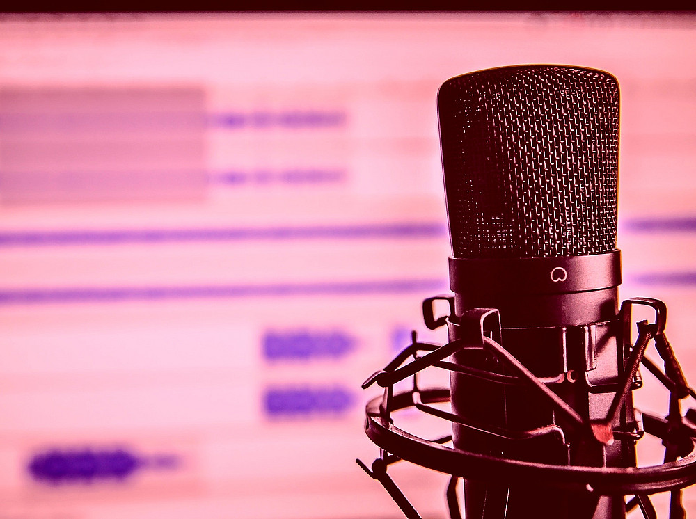 Podcast-Mikrofon vor pinkem Hintergrund ©Pixabay/Daniel Friesenecker