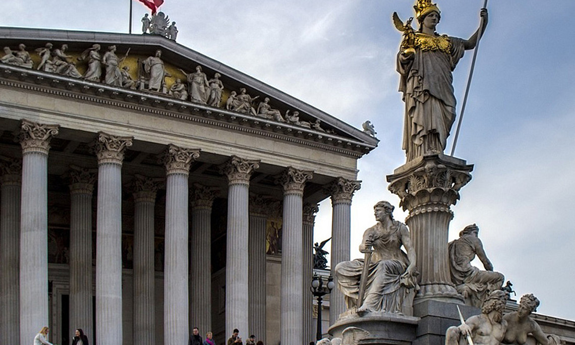 Das Wiener Parlament - Sinnbild für Demokratie. Braucht ein Rechtsstaat die Krise auch, um Verbesserungspotenzial aufzuzeigen? Foto: domeckopol/pixabay.com. 