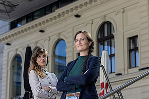 Jelena Tadic und Julia Ring (v.l.) erhielten für ihre Forschungen kürzlich einen Young Investigator Award der Alzheimer-Gesellschaft. Foto: Uni Graz/Lunghammer.  