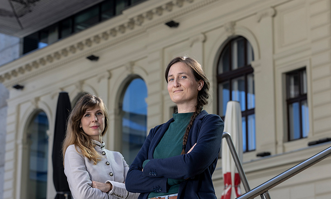 Jelena Tadic und Julia Ring (v.l.) erhielten für ihre Forschungen kürzlich einen Young Investigator Award der Alzheimer-Gesellschaft. Foto: Uni Graz/Lunghammer. 