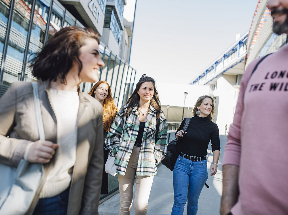 Studierende am Campus der Uni Graz ©Uni Graz/Kanizaj