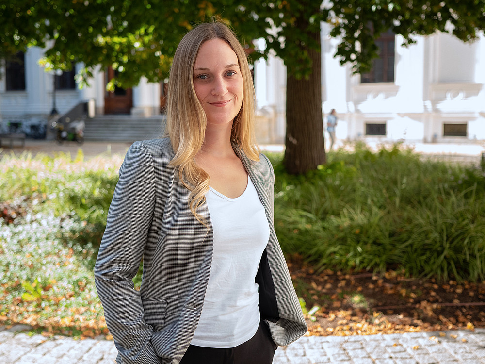 Foto Marlene Mlekusch im Innenhof der Universität Graz 