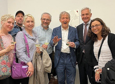 Gruppenfoto mit sieben Leuten alle Lachen 