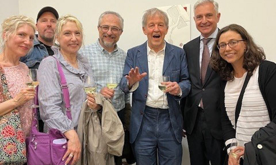 Gruppenfoto mit sieben Leuten alle Lachen