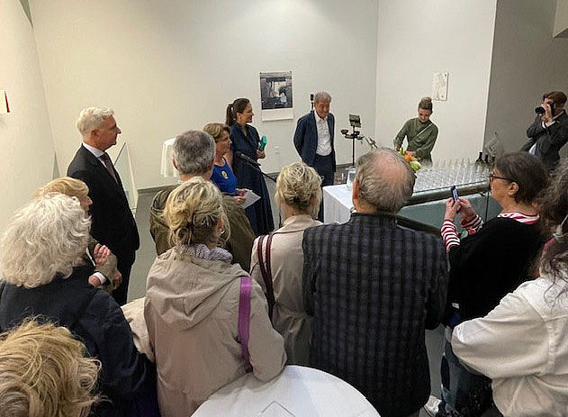 Gruppe trifft auf den Künstler 