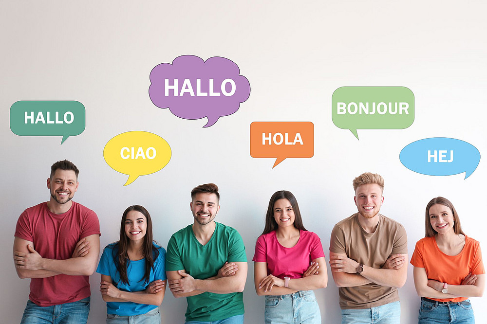 A group of people with speech bubbles Hello in different languages ©Olga Yastremska, New Africa, Africa Studio - stock.adobe.com