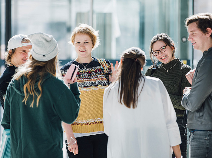 Six students on campus symbolize support services for students ©Uni Graz/Kanizaj