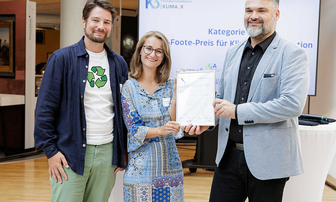 Preisgekrönte Klimakommunikation: Thomas Brudermann und Annechien Hoeben mit Moderator und Podcaster Patrick Breitenbach. Foto: Stefanie Kösling