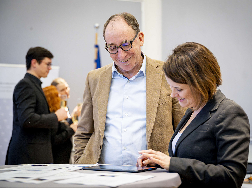 Minister Johannes Rauch unterhält sich mit Lisa Paleczek ©BMSGPK/Karo Pernegger