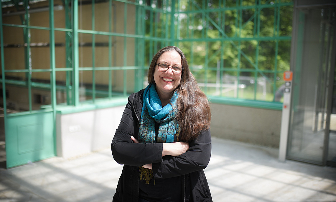„Wer darf darüber überhaupt entscheiden? Und darf das Alter ein Faktor sein, anhand dessen man Menschen unabhängig von ihrem individuellen Gesundheitszustand über einen Kamm schert?“, fragt die Wissenschafterin. Foto: Uni Graz/Tzivanopoulos