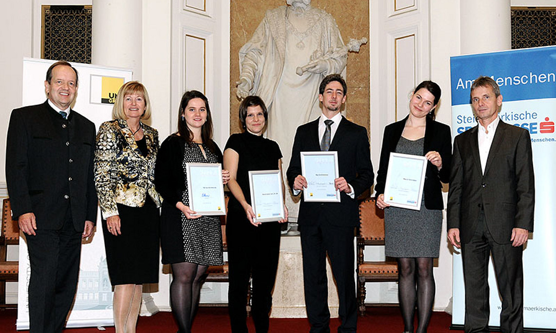 V.l.: Universitätsrats-Vorsitzender Othmar Ederer, Rektorin Christa Neuper, die StipendiatInnen Sofie Waltl, Melanie Hendler, David Schönmayr, Teresa Habjan und Friedrich Santner, Vorstandsvorsitzender der Steiermärkischen Verwaltungssparkasse. Foto: c