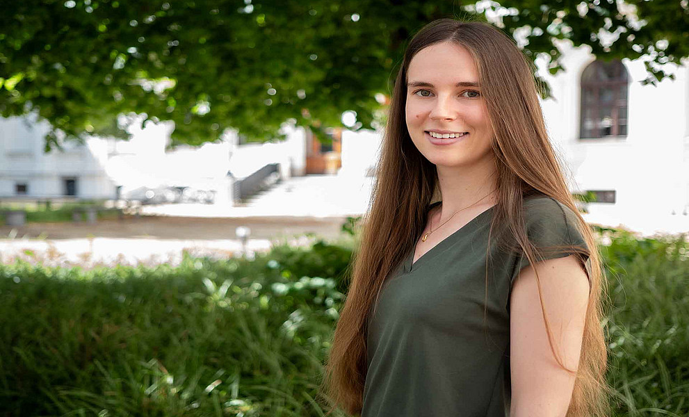 Junge Frau blickt in die Kamera