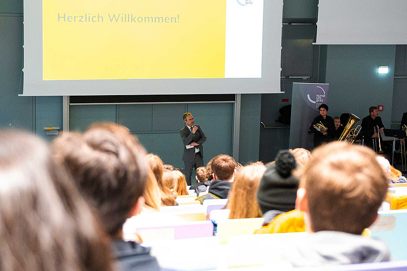 Rektor Peter Riedler hieß die Schüler:innen an der Uni Graz willkommen. 