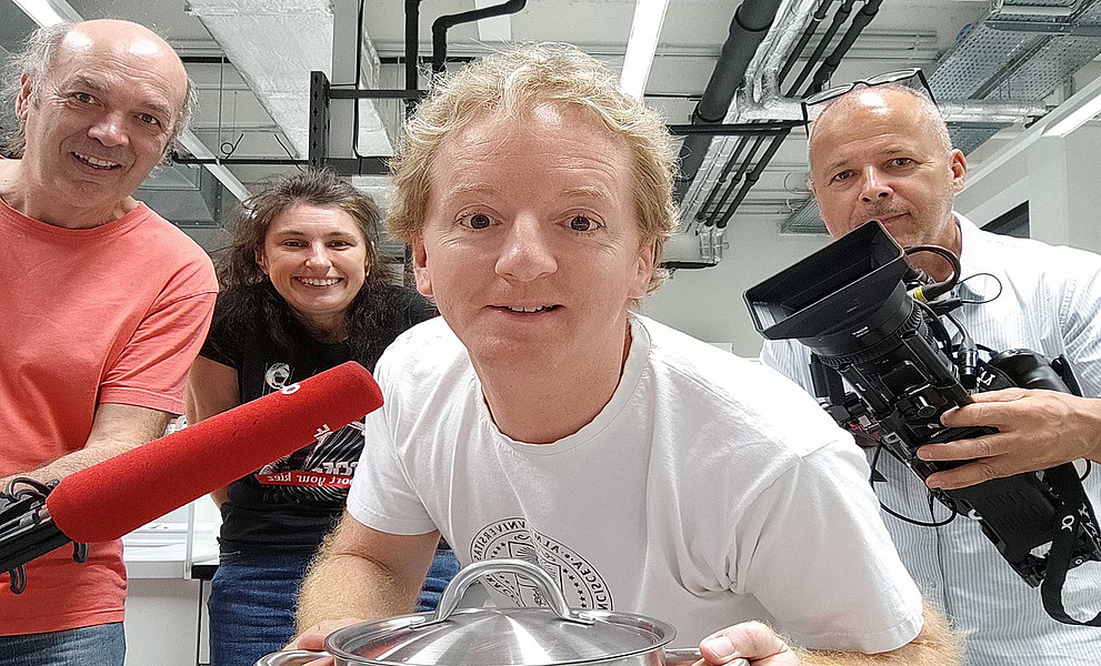  Wissenschaftlicher Blick in den Suppentopf: Fritz Treiber (Mitte) mit dem TV-Team (v. l.) Gerhard Mauerer (Ton), Regisseurin Constanze Griessler und Bernhard Höfer (Kamera) Foto: Uni Graz/Treiber