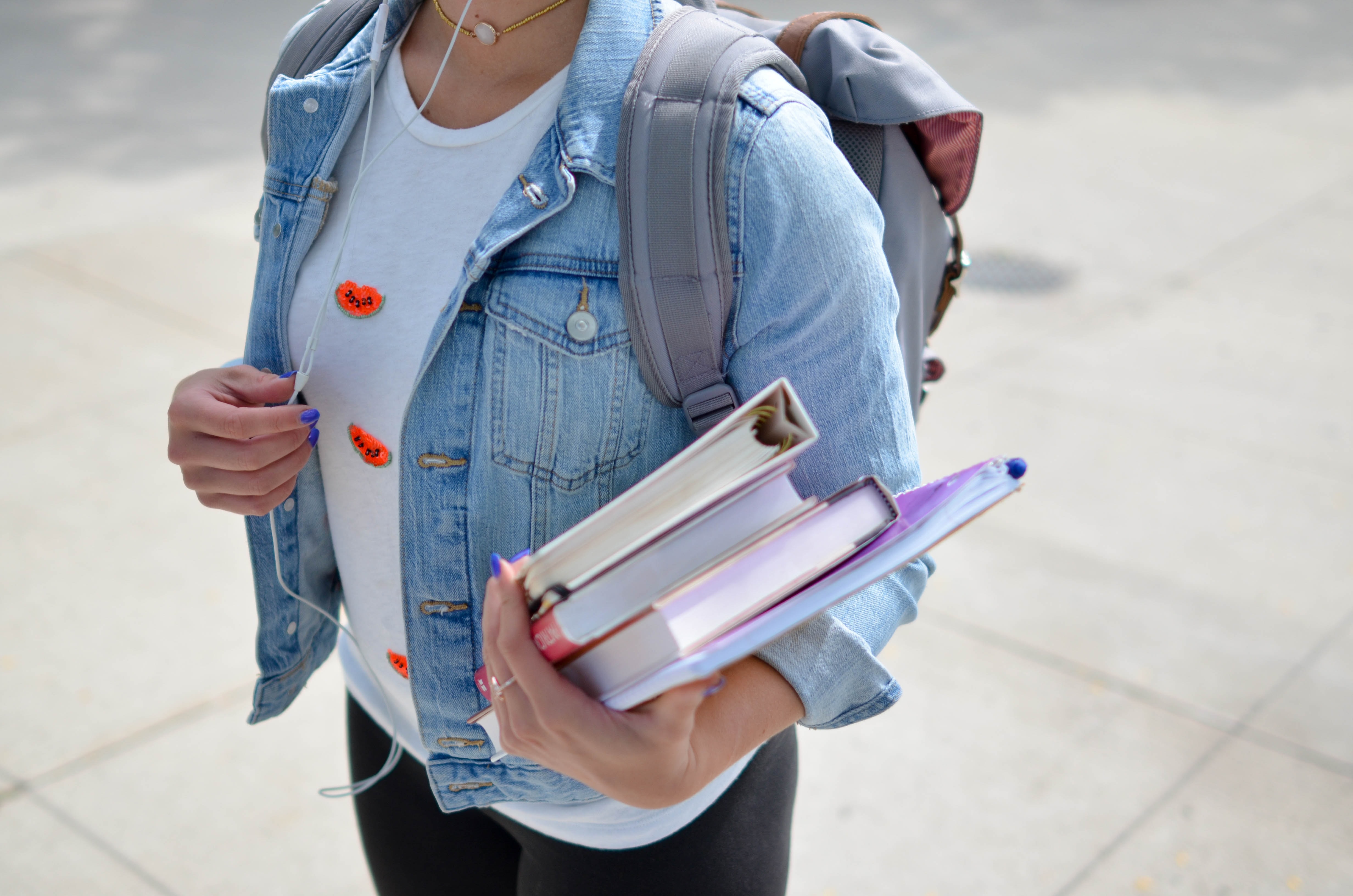 Studierende mit Büchern ©Element5; unsplash.com