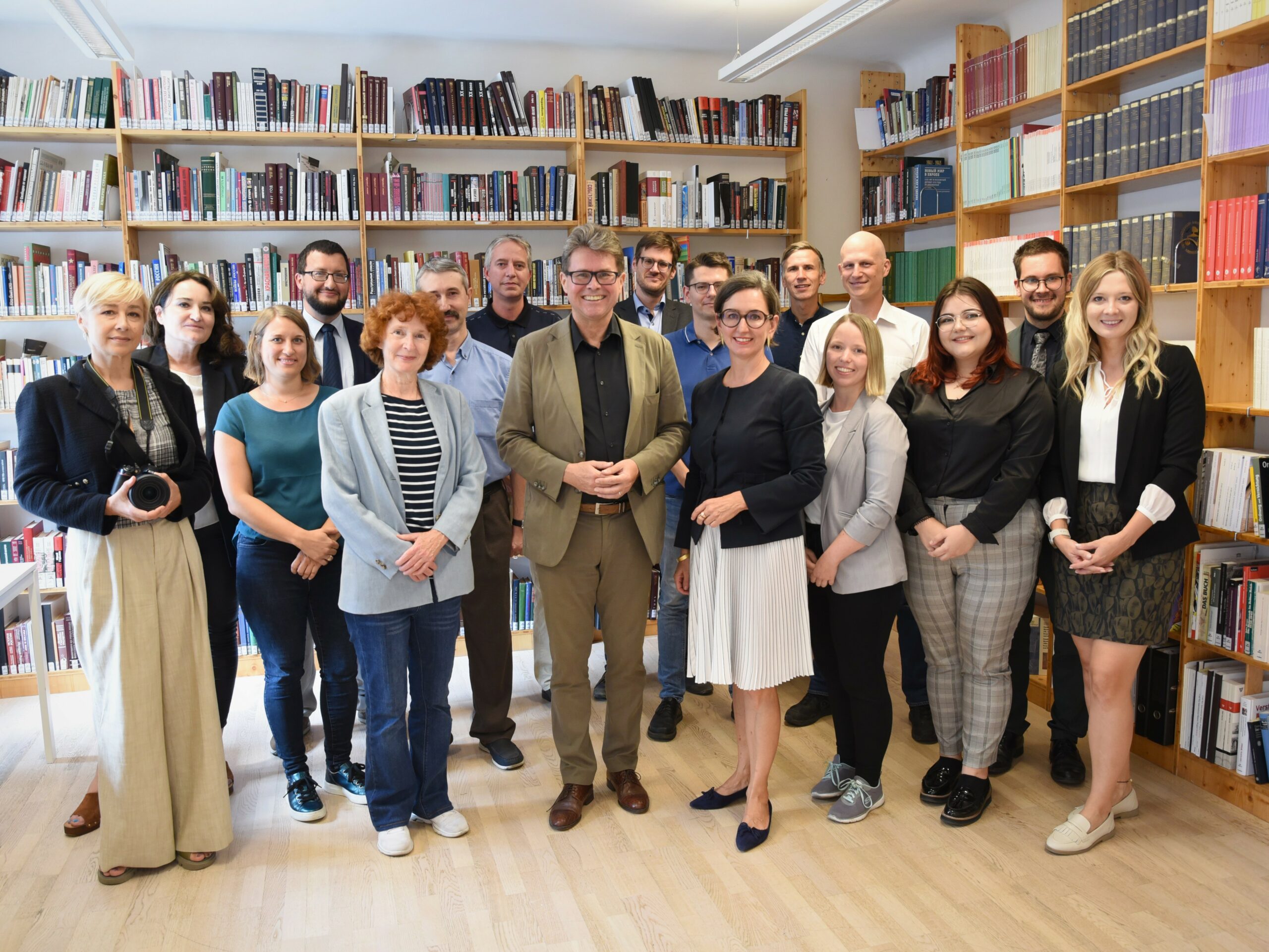 Das BIK-Team mit LBG-Präsidentin Smolle-Jüttner (3.v.l.) u. Minister Polaschek (4.vl.) (c) Schweiger / Uni Graz ©Uni Graz/Schweiger