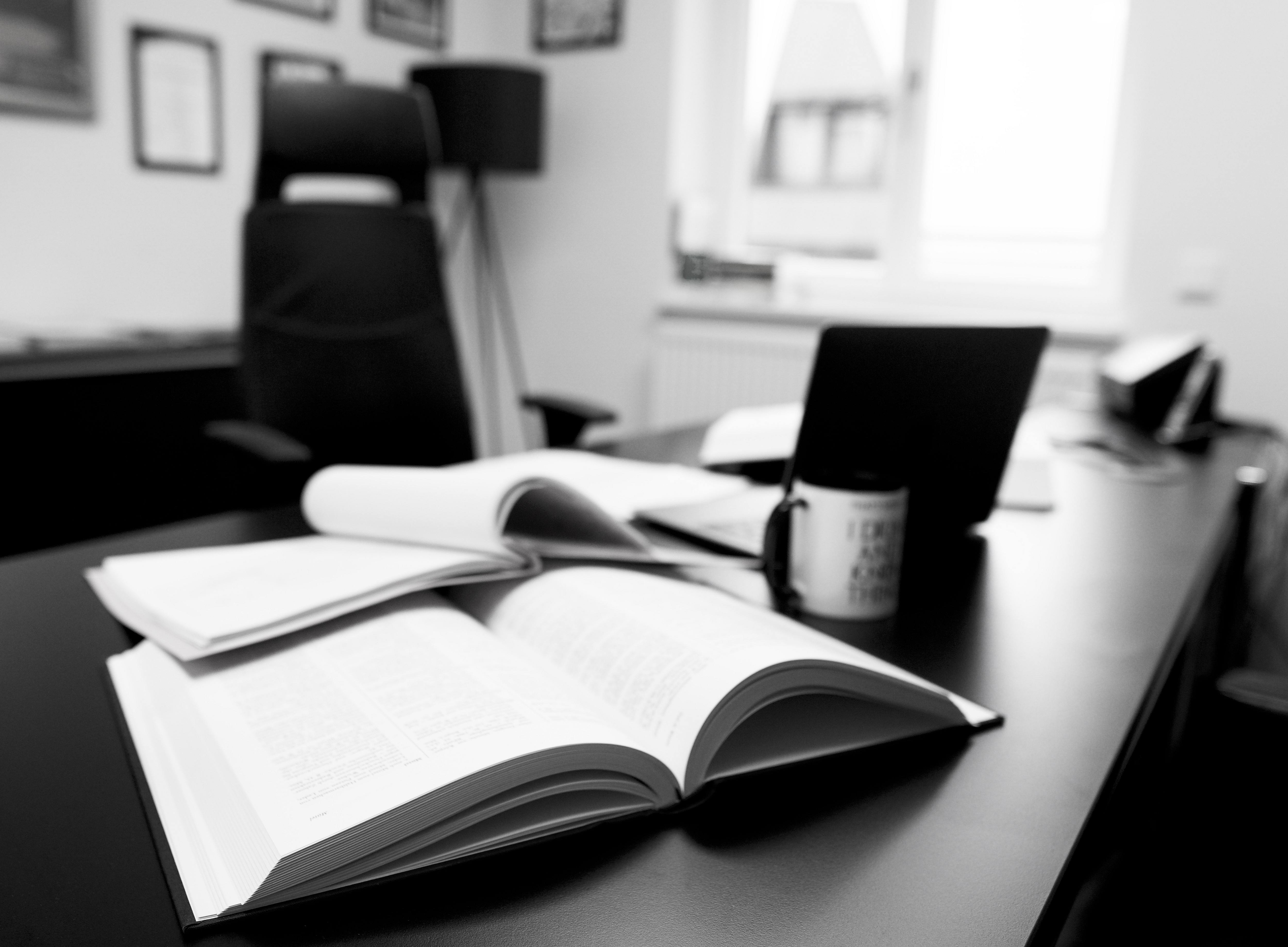 Schreibtisch, schwarz weiß, offenes Buch ©©Pixabay