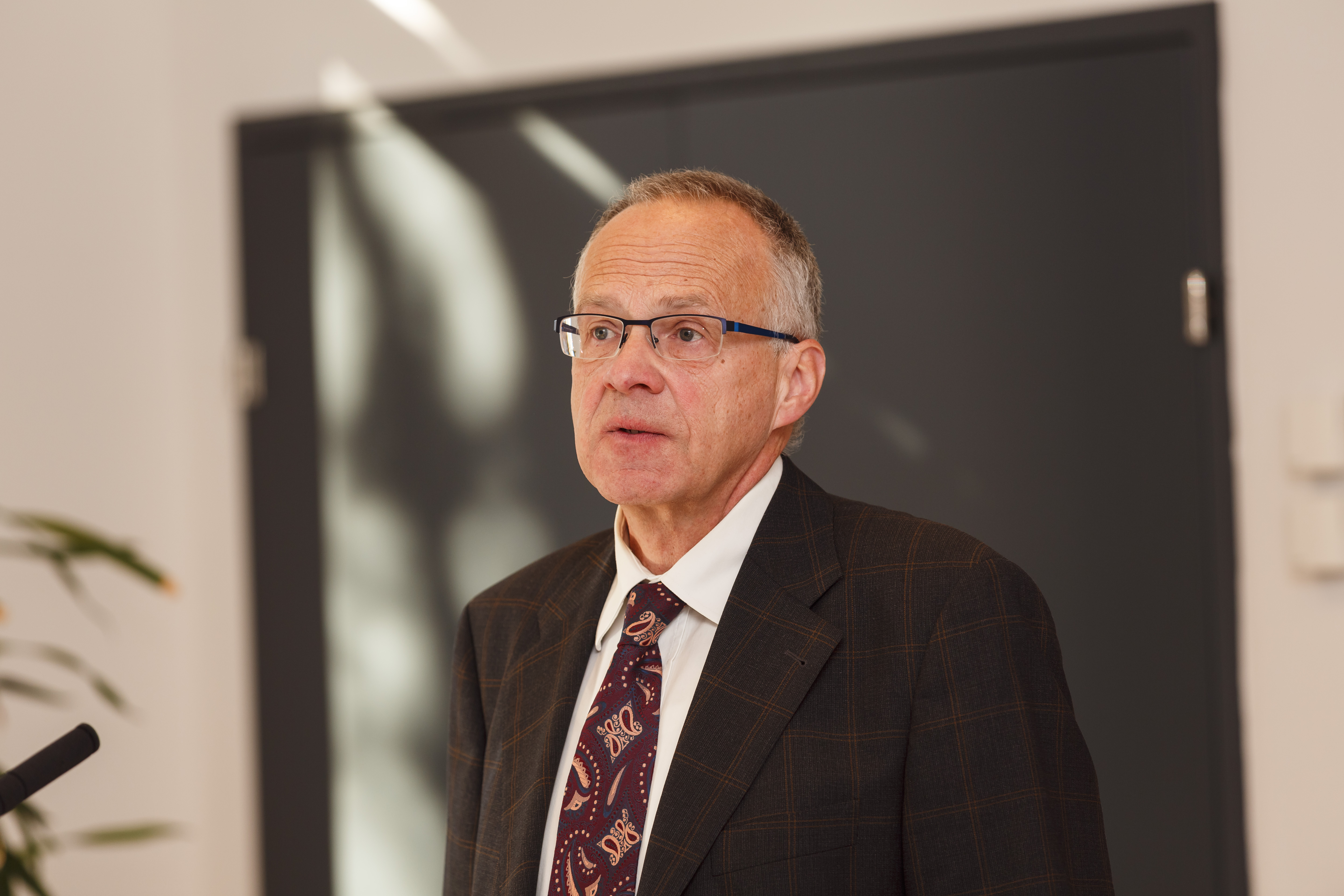 Gratulation, Johann Hirnsperger, Universitätszentrum Theologie ©Sonntagsblatt