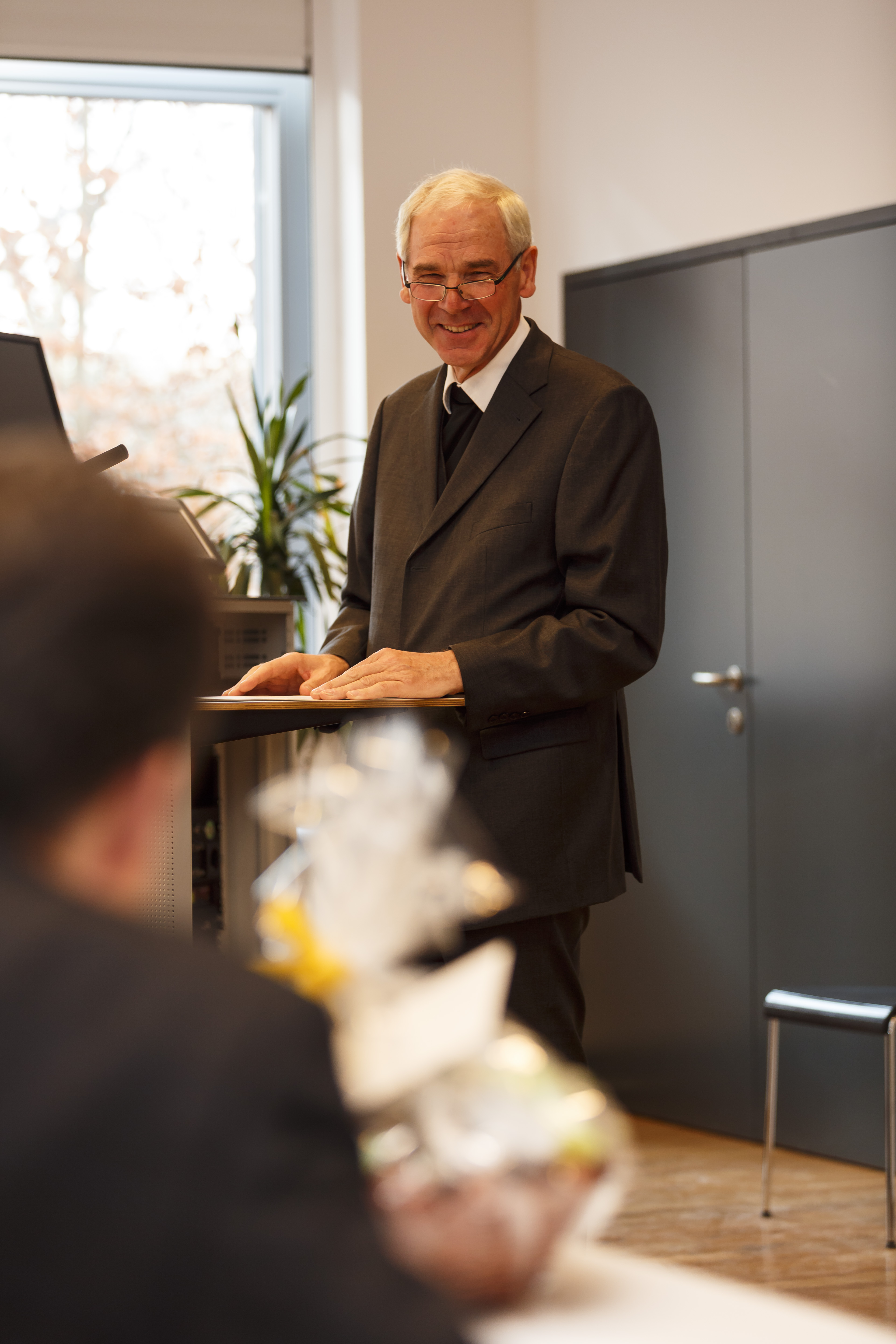 Gratulation, Johann Hirnsperger, Universitätszentrum Theologie ©Sonntagsblatt