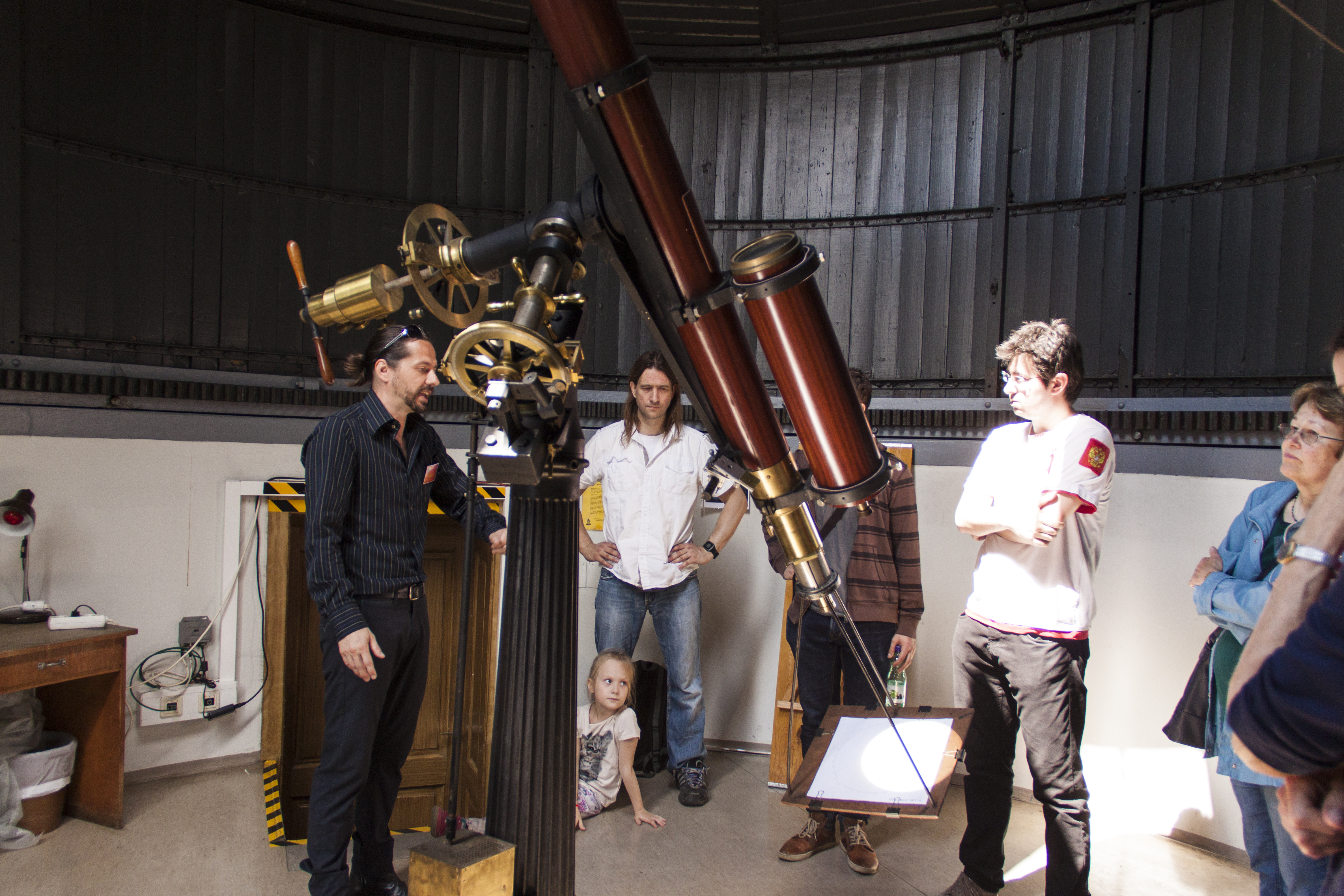 Klaus Huber vom IGAM führt Besucher zum astronomischen Turm 