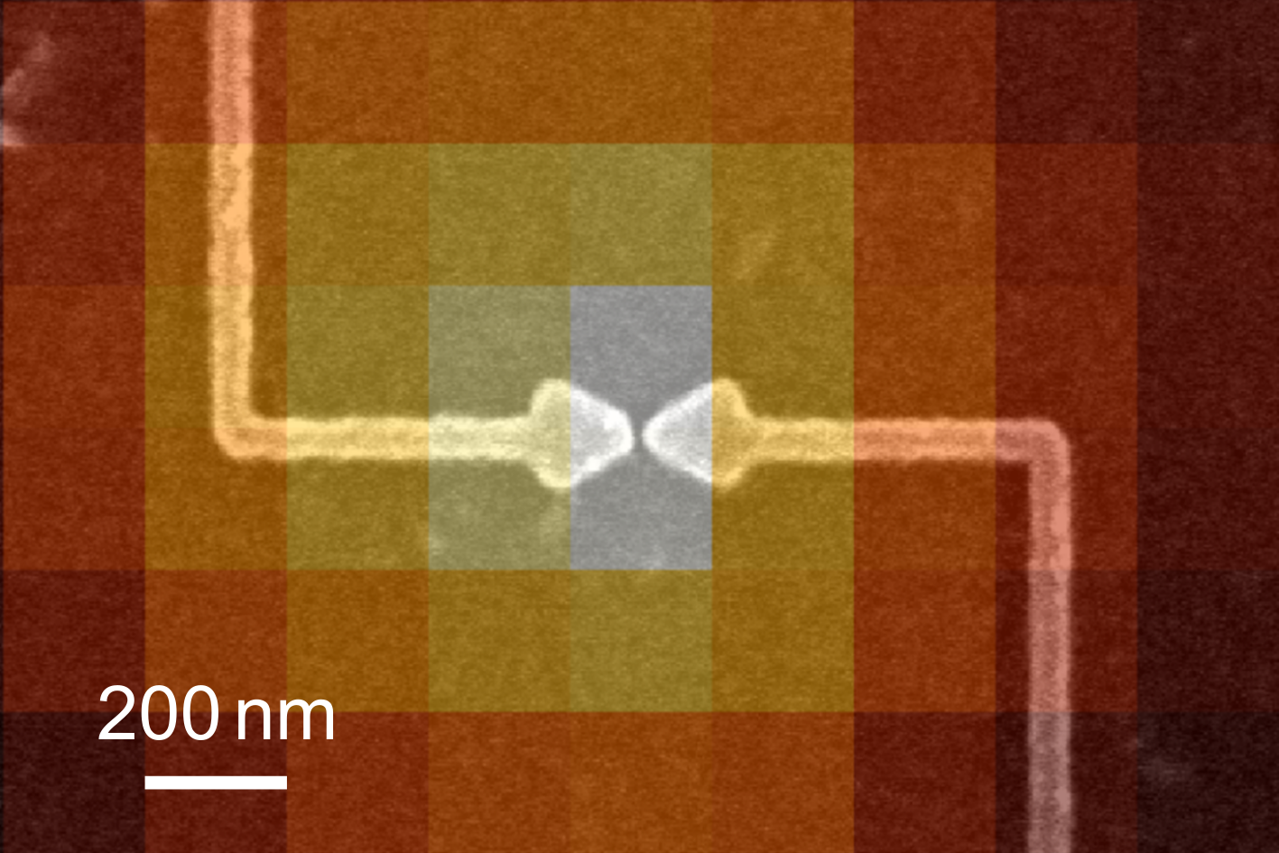 Durch einen fokussierten Laserstrahl generierter Photostrom (färbig) an Quantenpunkten zwischen Nanoelektroden (grau). Bild: Uni Graz / Grimaldi 