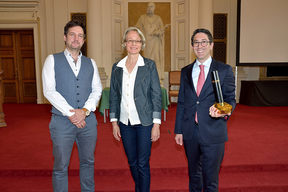 Peter Banzer, Ursula Renz und Walter Doralt (v.l.) freuten sich über die Auszeichnung für ihre hervorragende Doktorand:innenbetreuung. Foto: Uni Graz / Pichler 