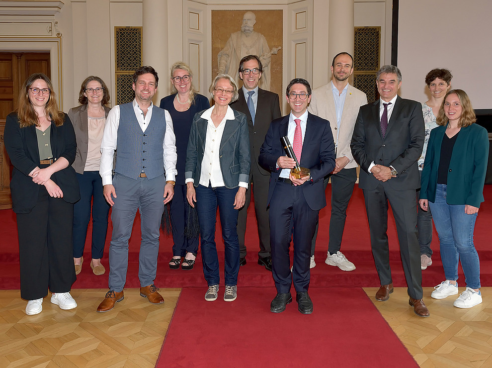 Die Seraphine-Puchleitner-Preistraeger:innen 2023 mit der Jury und Mitarbeiter:innen des DocService. Foto: Uni Graz / Pichler 