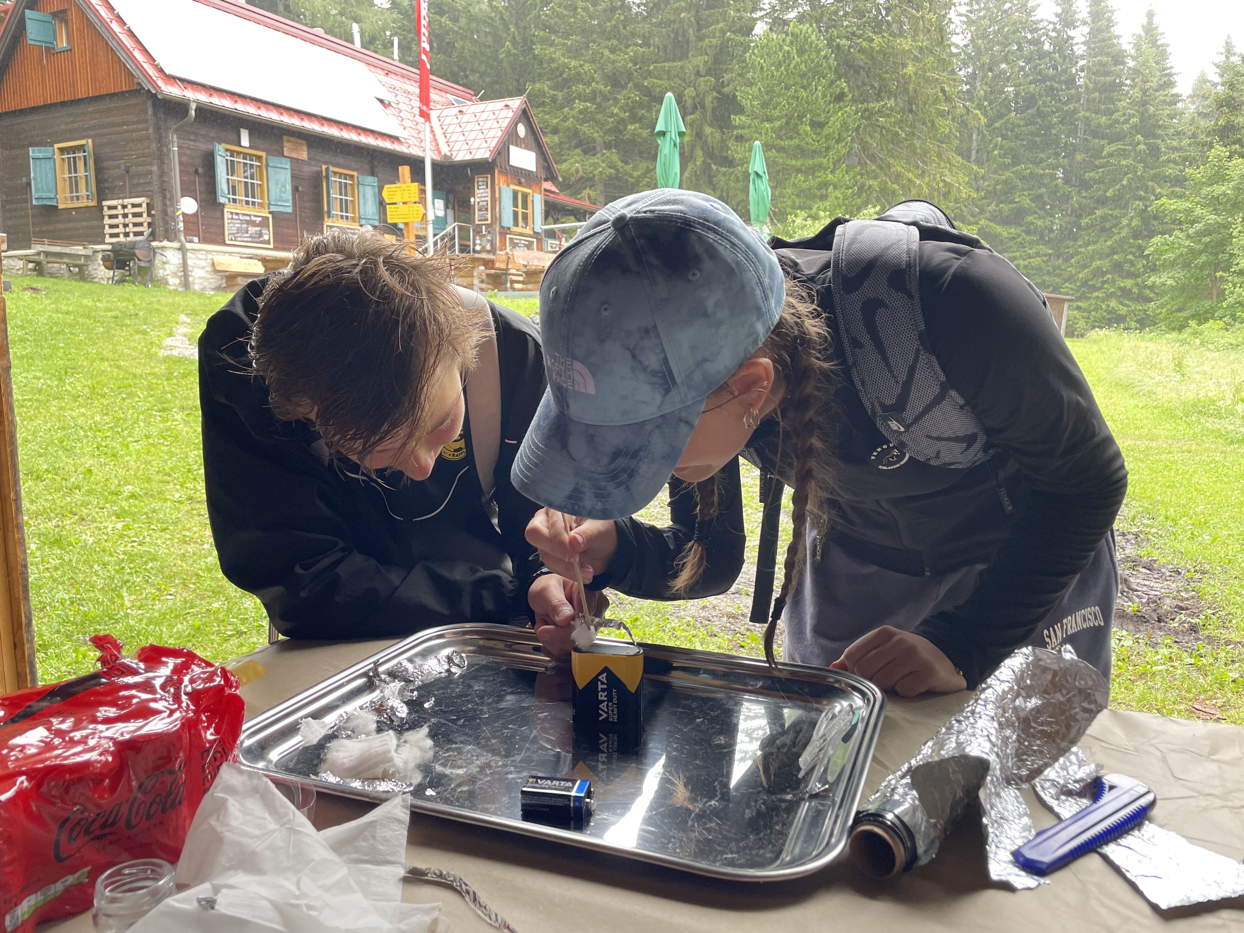 Schüler:innen beim Experimentieren 