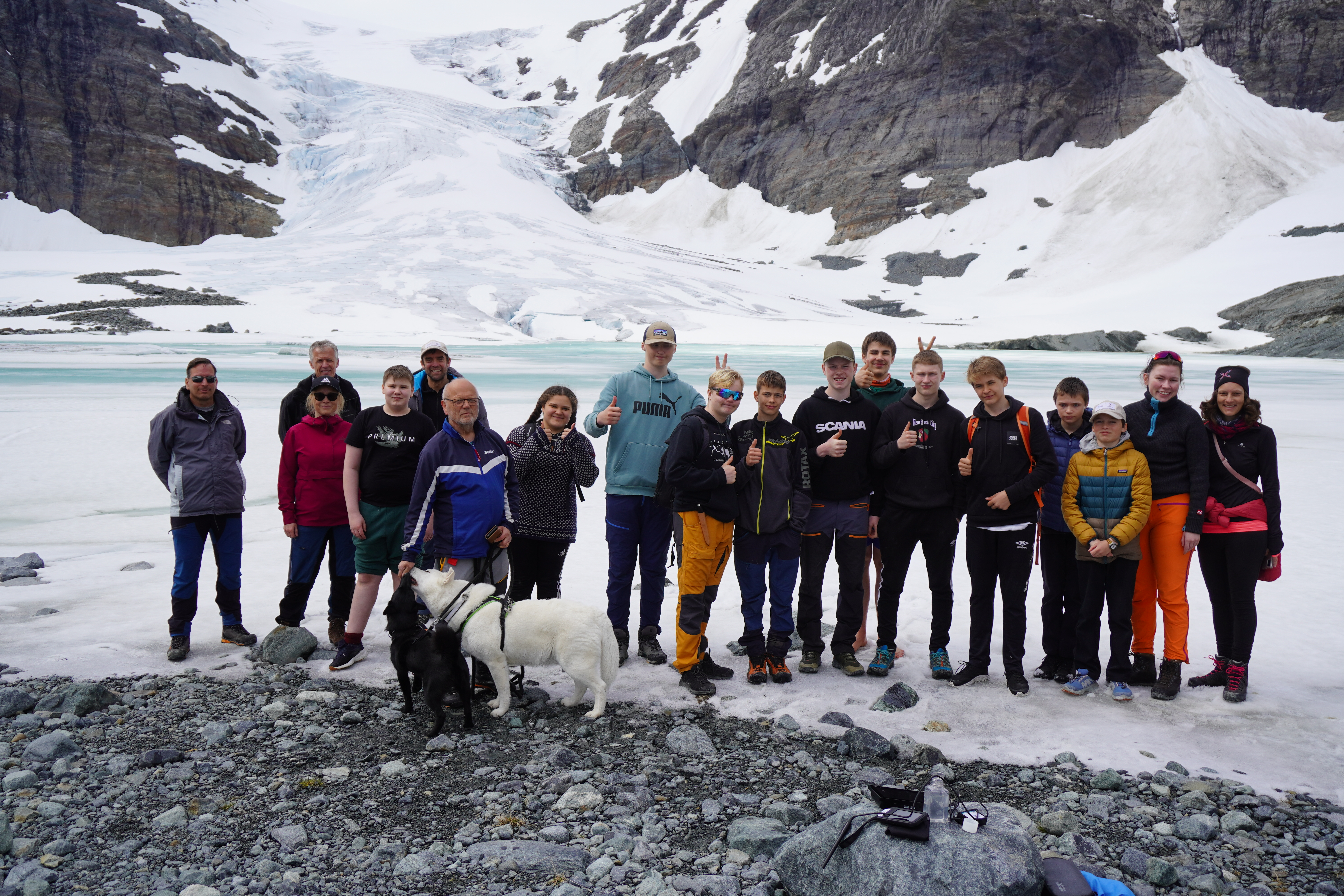 Schüler:innengruppe am Gletscher 