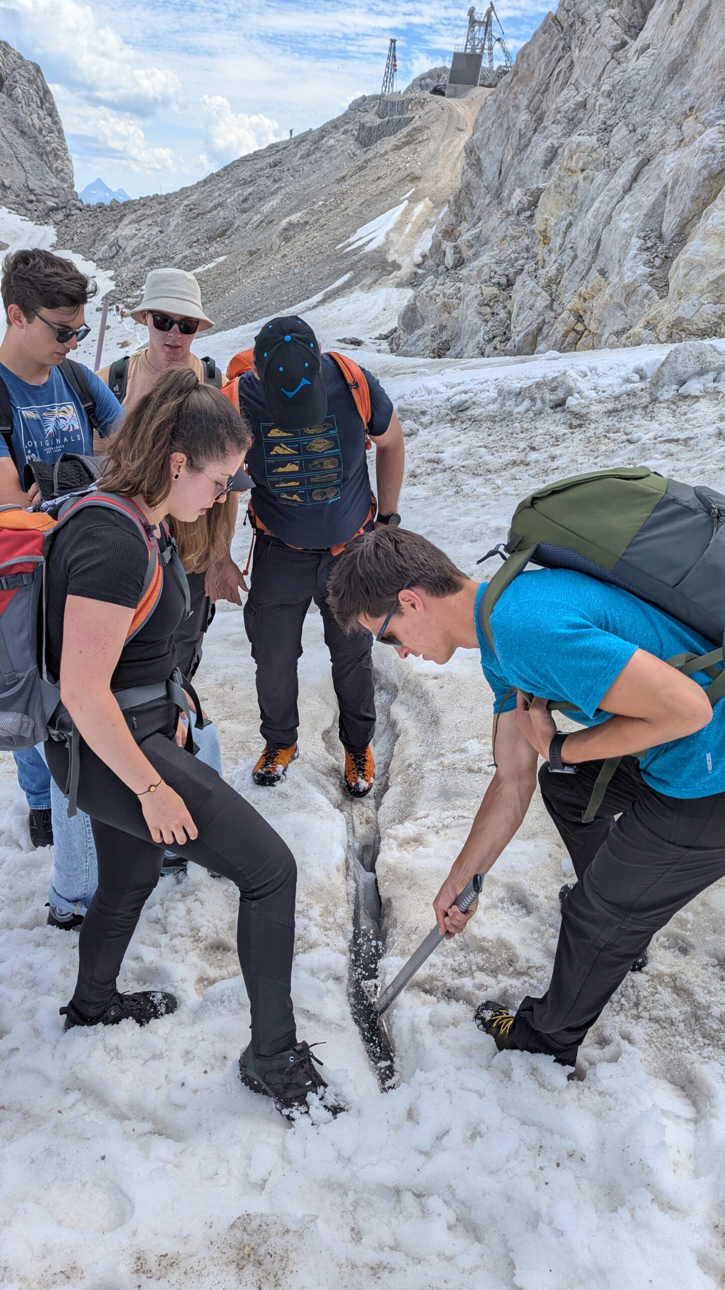 Schüler:innen beim Experimentieren auf dem Gletscher 