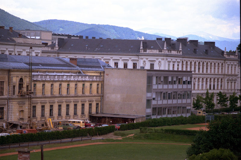 Ein Foto aus dem Jahre 1984 zeigt den mittlerweile abgerissenen 1970er-Zubau der UB aus einer ungewohnten Perspektive. Dort wo die Wiese ist, steht heute das RESOWI-Zentrum. Foto: Uni Graz/Gerhard Mandl 