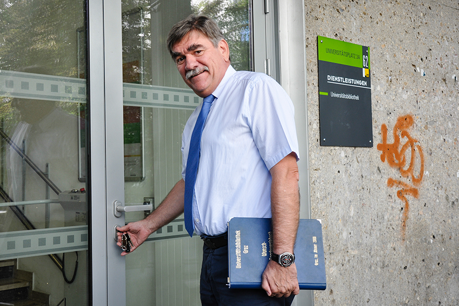 Bibliotheksleiter Werner Schlacher hat die Hauptbibliothek versperrt, drinnen läuft die Übersiedelung auf Hochtouren. Foto: Uni Graz/Schwarz ©Uni Graz/Marie Luise Schwarz