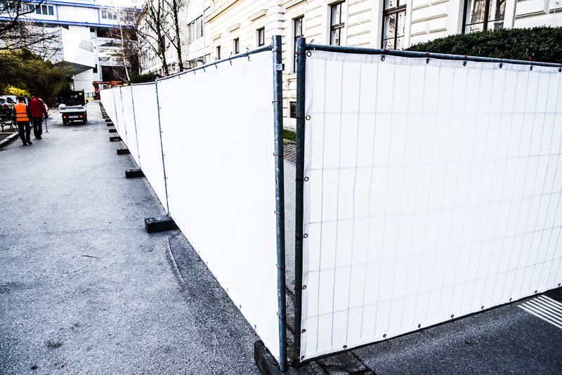 Der Eingangsbereich zur Universitätsbibliothek Graz ist ab nächster Woche endgültig Geschichte. Es wird Stück für Stück abgerissen. Dazu wird die Straße zwischen Universitätsplatz 3a und Universitätsplatz 4 am Montag 3. April 2017 und am Dienstag 