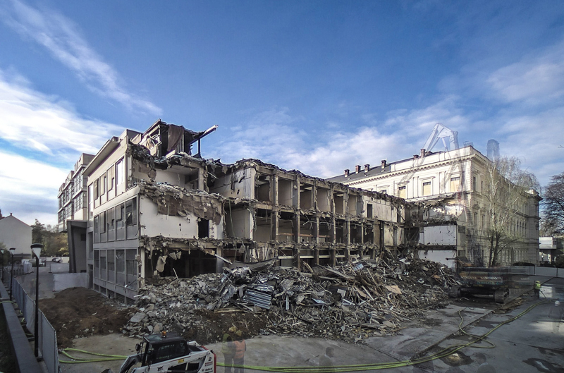 Stück für Stück kommt der Bagger dem Hauptgebäude näher. Foto: Uni Graz 