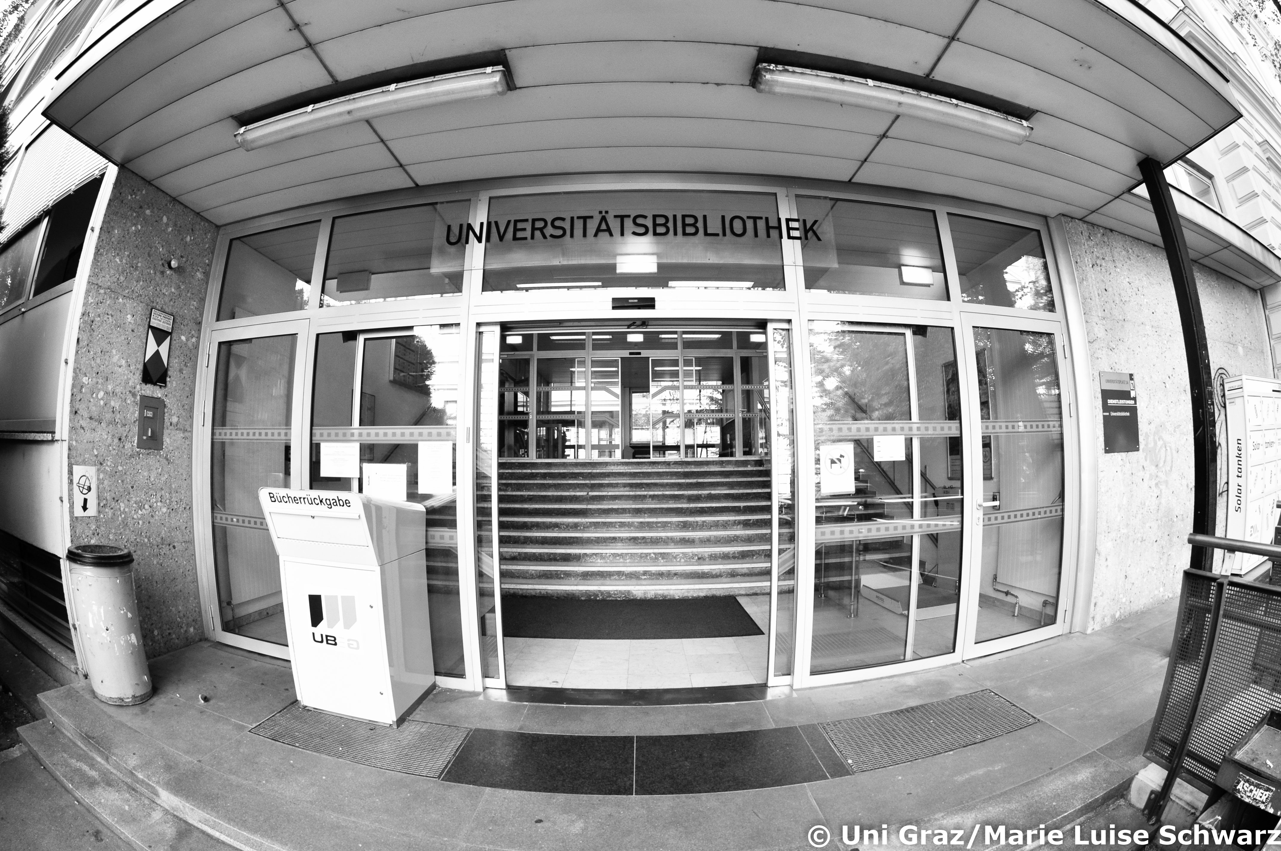 Ab Herbst 2016 gehört dieser Eingang der Vergangenheit an, kein Stein bleibt auf dem anderen. Ein neuer Blog begleitet den Umbau. Foto: Uni Graz/Marie Luise Schwarz 