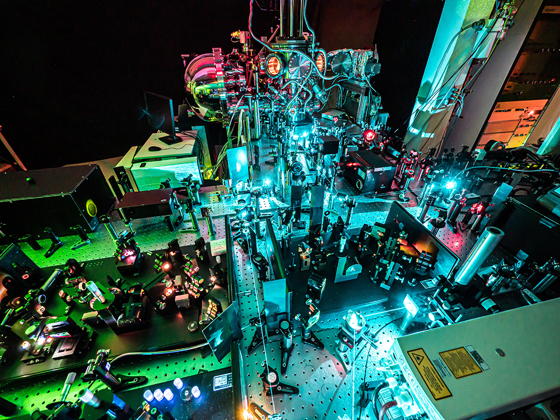 Die WissenschafterInnen verfolgten die Orbital-Tomogramme mit ultrahoher Auflösung durch die Zeit. Die Elektronen in den Molekülen wurden dafür mit Femtosekunden-Laserpulsen in ein anderes Orbital angeregt. Foto: Philipps-Universität Marburg/Till Schürmann 
