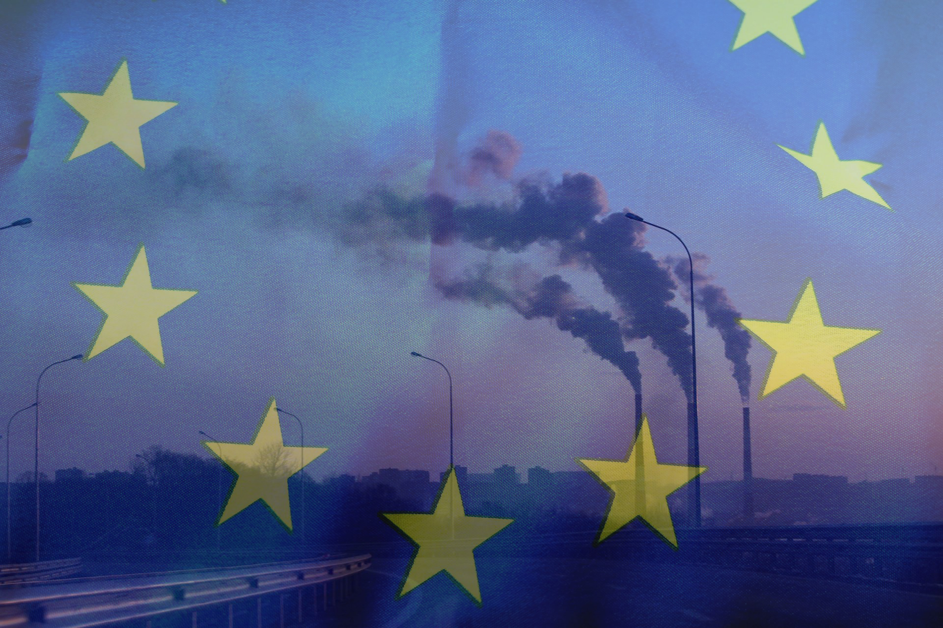 Rauch aus Schloten vor EU-Flagge 