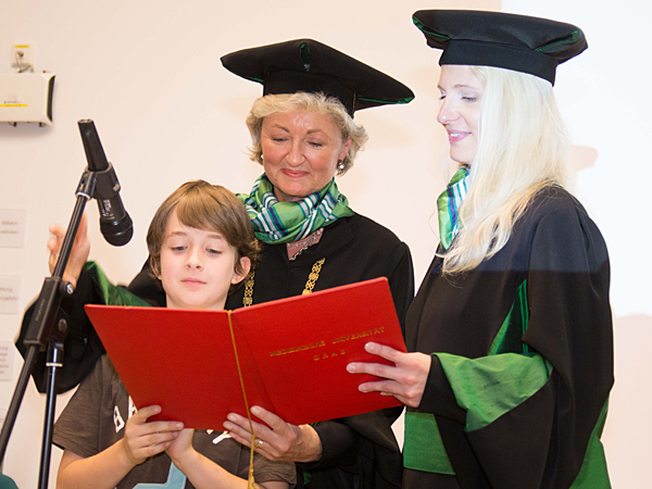 Bei der KinderUni-Sponsion läuft alles so ab wie bei den Großen: Das Webradio war vergangenen Freitag an der Med Uni und hat sich vor Ort bei den möglichen WissenschafterInnen von Morgen umgehört. Foto: Martin Wiesner. 